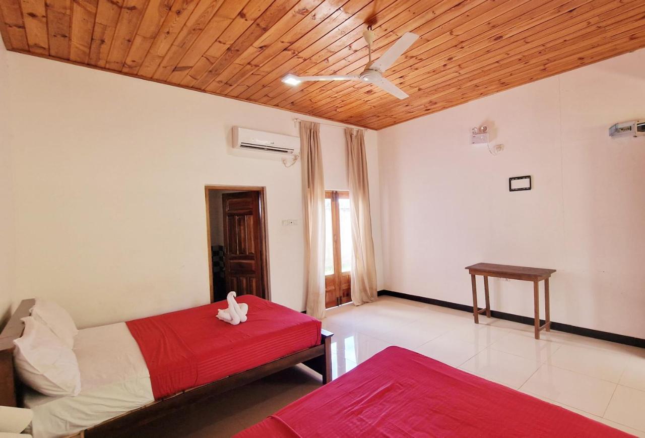 Italian Guest Hotel Trincomalee Exterior photo