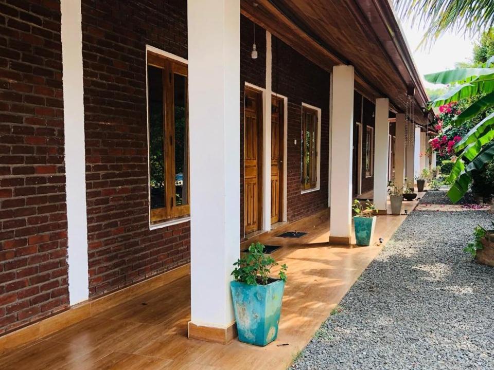 Italian Guest Hotel Trincomalee Exterior photo
